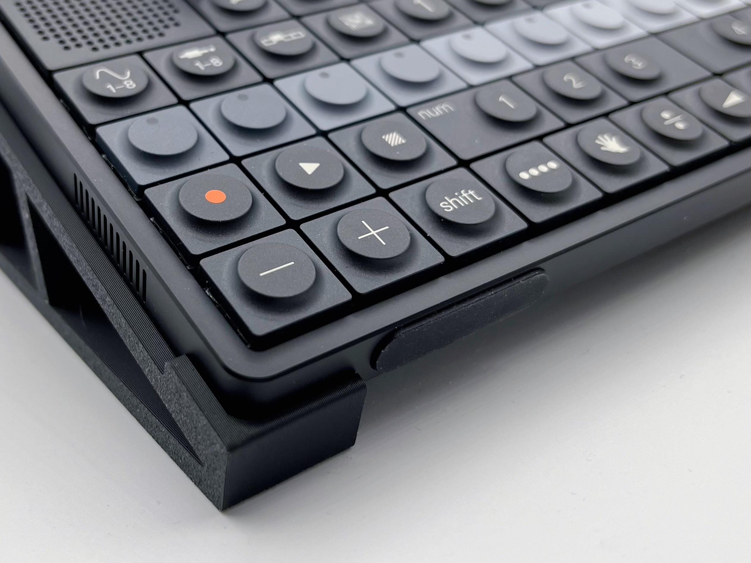Teenage Engineering OP-XY / OP-1 フィールドスタンド | Pineによる 