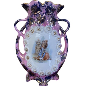 Jarrón de porcelana estilo neovictoriano con capullo: lustre rosa y decoración rococó dorada