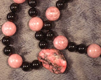 Collier Rhodonite Galet / perles de Tourmaline et Lépidolite rose  / Garantie pièce exclusive et unique / N27  Aldéramin