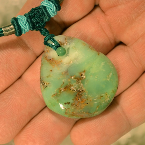 Pendentif CHRYSOPRASE collier Ras-de-cou -attache fixée par une perle de jade- Fermoir par chainette coton et perle. Ref 51 Nom Tirésias