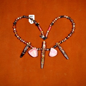 Collier 2 médaillons RHODOCHROSITE + piquants d&#39;OURSIN taches roses de bryozoaire + perles de rhodonite rhodochrosite + bois fossile Ref 126