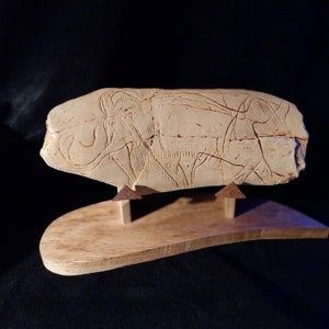 MAMMOTH engraved on mammoth tooth from the MADELEINE 24 deposit. -2 versions 1 Single-sided 1 3D replica -Acrylic resin copy (MMDP71)