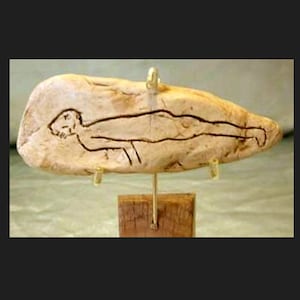Seixo antropomórfico da Madeleine (réplica) - originalmente esculpido em um seixo do Vézère Tursac 24 - MVDP30 - Réplica digitalizada no original