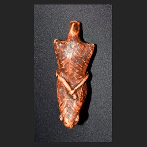 Vénus de CUCUTENI-III-  Roumanie  -ref MVPE43-  ROUMANIE. Idole de CUCUTENI3 Terre cuite 90 mm / Ici reproduction copie réplique en résine
