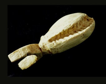 CYPREE PAIR-NON-PAIR33 (Gironde ) pendeloque probable. sur dent de Proboscidien. -RefMMAD180-Long 65 mm. copie résine par Photogrammétrie.
