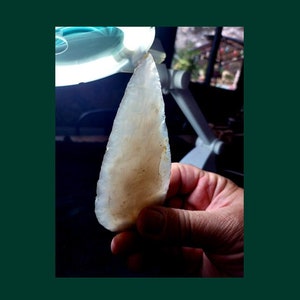 SOLUTREAN sheet in CHALCEDONY, chalcedony flint. Spear Point type - Modern experimental size on chalcedony - Length 119 / 54 mm