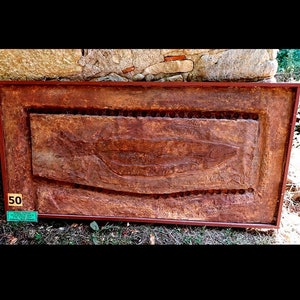 Grand Cadre au SAUMON de l'abri du Poisson à GORGES d'Enfer Les Eyzies 24. Reproduction echelle exacte d'artiste en Plastiroc. Dim: 95/50 cm