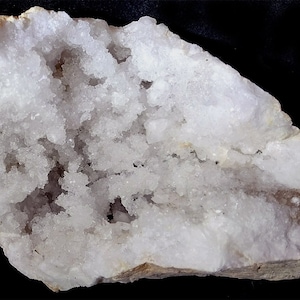 DRUSE GEODE de Quartz pur sous gangue noduleuse pour régénération des cristaux et gemmes de lithothérapie bijoux et pierres naturelles image 1
