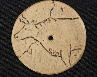 RONDELLE PERCEE du Mas d'Azil, représentant une vache d'un côté et un veau de l'autre. Magdalénien- copie en résine -Ref MMSO200