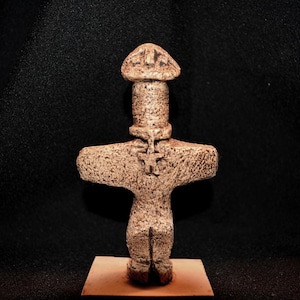 Venus CYCLADES island of CYPRUS MVCY08 Chalcolithic –5,000 years old Entire figurine Executed on crystalline stone Serpentine marble Picrolite