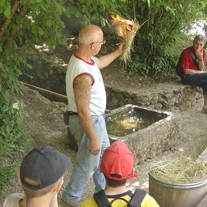 ATELIERS AUTONOMES de Préhistoire : peinture, sculpture, gravure, modelage, tir propulseur, musique ethnographique, Feu, Taille du silex ... Bild 8