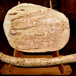 Le BÂTON aux CERFS et saumons de Lortet -sur bâton de 244/24 mm- Grotte de LORTET65- Gravure enroulée en ronde bosse sur bois de renne
