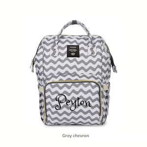 Bolsa de pañales grande PERSONALIZADA Mochila GRIS Chevron Monograma personalizado / Nombre Mochila bordada Bolsa de pañales infantil / Bolsa de bebé / Bolsa de pañales de regalo