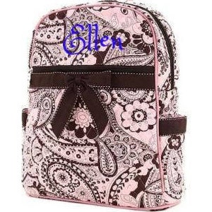Pode incluir: Uma mochila rosa e marrom com padrão paisley, um laço marrom e o nome "Ellen" bordado na frente.