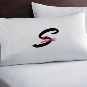 Personalisierte Kissenbezüge - Set von 2 - versandkostenfrei - kundenspezifische Monogramm / Namen bestickt Kissenbezüge Geschenk Schlafzimmer / Hause vorhanden /Couples