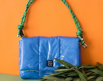 Gesteppte Vinyl Baguette Tasche: Neon Seilgurt, Handgemachte