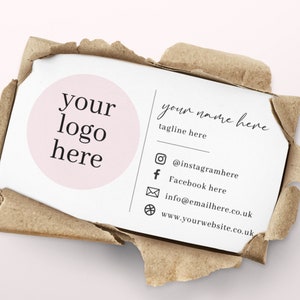Cartes de visite, imprimées et personnalisées avec le logo de votre entreprise et des informations sur les réseaux sociaux.
