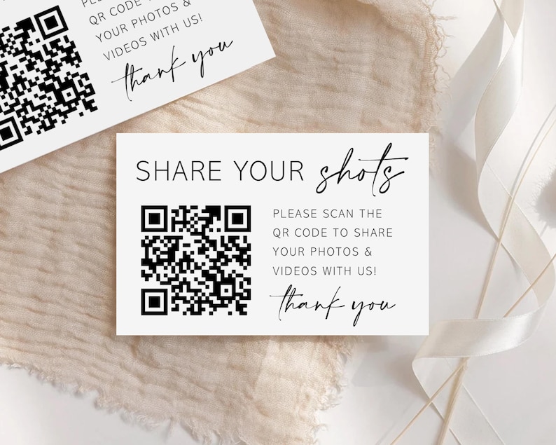 Puede incluir: Una tarjeta rectangular blanca con texto negro que dice SHARE YOUR SHOTS, un c&oacute;digo QR y el texto PLEASE SCAN THE QR CODE TO SHARE YOUR PHOTOS & VIDEOS WITH US! y thank you en letra cursiva. Se observa una segunda tarjeta id&eacute;ntica.