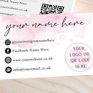 Visitenkarten, gedruckt und personalisiert mit Ihrem qr-Code, Geschäftslogo, Social-Media-Informationen, Website und E-Mail auf.