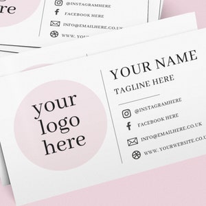 K&ouml;nnte beinhalten: Eine wei&szlig;e rechteckige Visitenkarte mit einem blassrosa Kreis auf der linken Seite und dem schwarzen Text 'your logo here'. Die rechte Seite zeigt 'YOUR NAME', 'TAGLINE HERE' sowie Social-Media-Symbole mit Platzhaltern f&uuml;r die Kontaktdaten.