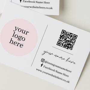 Personalisierte Visitenkarten mit QR Code, Business Logo und Social Media Informationen bedruckt