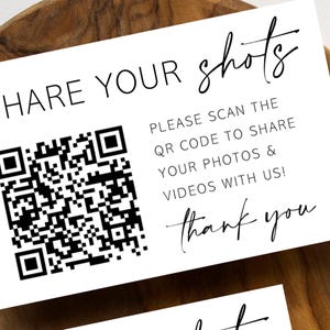 Puede incluir: Un letrero rectangular blanco con texto en negro y un c&oacute;digo QR. El texto dice: SHARE YOUR shots, PLEASE SCAN THE QR CODE TO SHARE YOUR PHOTOS & VIDEOS WITH US!, thank you. El letrero presenta una combinaci&oacute;n de fuentes sans-serif y manuscritas.