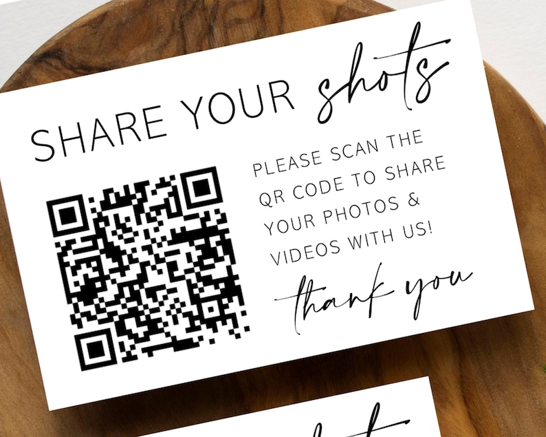 Puede incluir: Un letrero rectangular blanco con texto en negro y un c&oacute;digo QR. El texto dice: SHARE YOUR shots, PLEASE SCAN THE QR CODE TO SHARE YOUR PHOTOS & VIDEOS WITH US!, thank you. El letrero presenta una combinaci&oacute;n de fuentes sans-serif y manuscritas.