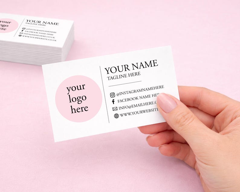 K&ouml;nnte beinhalten: Eine wei&szlig;e rechteckige Visitenkarte mit einem hellrosa Kreis auf der linken Seite und dem Text your logo here. Die rechte Seite zeigt den Text YOUR NAME, TAGLINE HERE sowie Social-Media-Symbole mit Platzhalter-Kontaktinformationen.