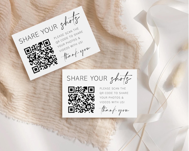 Puede incluir: Dos tarjetas rectangulares blancas con texto en negro que dice SHARE YOUR shots, PLEASE SCAN THE QR CODE TO SHARE YOUR PHOTOS & VIDEOS WITH US!, y thank you, junto a un c&oacute;digo QR en blanco y negro visible en cada tarjeta.