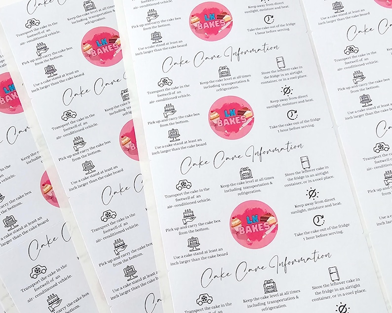 Peut inclure: Une feuille d'autocollants rectangulaires blancs avec le texte Cake Care Information et le logo LK Bakes dans un cercle rose. Chaque autocollant pr&eacute;sente des ic&ocirc;nes noires et des instructions pour transporter, conserver et servir les g&acirc;teaux.