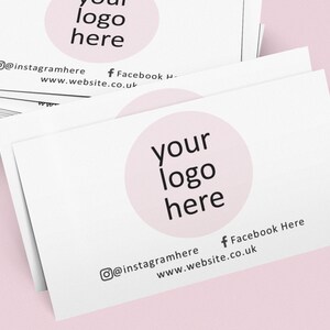 Cartes de visite imprimées, personnalisées avec le logo de votre entreprise et des informations sur les réseaux sociaux.
