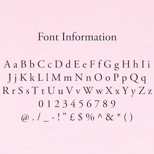 K&ouml;nnte beinhalten: Eine Schriftarten-Informationstabelle auf hellrosa Hintergrund. Der Text enth&auml;lt das Alphabet in Gro&szlig;- und Kleinbuchstaben von A bis Z, die Zahlen 0 bis 9 sowie Symbole wie @, ., /, _, -, !, &pound;, $, %, ^, &, *, ( und ).