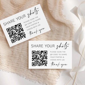Puede incluir: Dos tarjetas rectangulares blancas con texto negro y un c&oacute;digo QR. El texto dice SHARE YOUR shots, PLEASE SCAN THE QR CODE TO SHARE YOUR PHOTOS & VIDEOS WITH US!, y thank you. Las tarjetas presentan una mezcla de fuentes sans-serif y script.