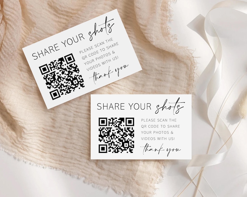 Puede incluir: Dos tarjetas rectangulares blancas con texto negro y un c&oacute;digo QR. El texto dice SHARE YOUR shots, PLEASE SCAN THE QR CODE TO SHARE YOUR PHOTOS & VIDEOS WITH US!, y thank you. Las tarjetas presentan una mezcla de fuentes sans-serif y script.