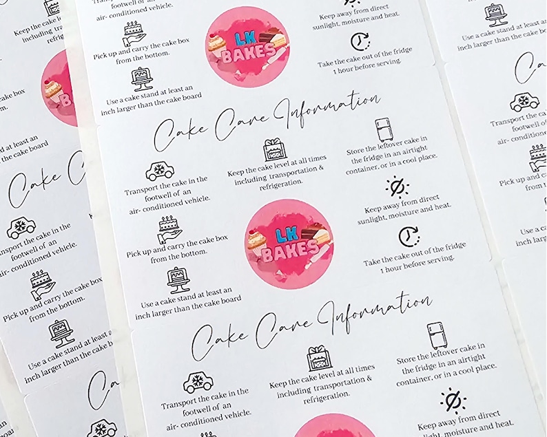 Peut inclure: Une feuille d'autocollants rectangulaires blancs avec le texte Cake Care Information et des ic&ocirc;nes en ligne noire. Chaque autocollant contient des instructions pour le transport et le stockage des g&acirc;teaux, avec un logo circulaire rose LK BAKES.