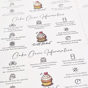 Peut inclure: Une carte rectangulaire blanche intitul&eacute;e Cake Care Information avec une illustration de cupcake dessin&eacute;e &agrave; la main et un c&oelig;ur rouge. La carte contient des instructions en noir pour le transport, le stockage et le service des g&acirc;teaux.