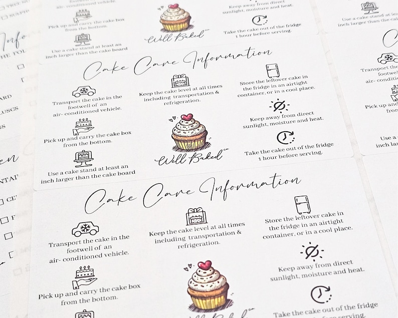 Peut inclure: Une carte rectangulaire blanche intitul&eacute;e Cake Care Information avec une illustration de cupcake dessin&eacute;e &agrave; la main et un c&oelig;ur rouge. La carte contient des instructions en noir pour le transport, le stockage et le service des g&acirc;teaux.