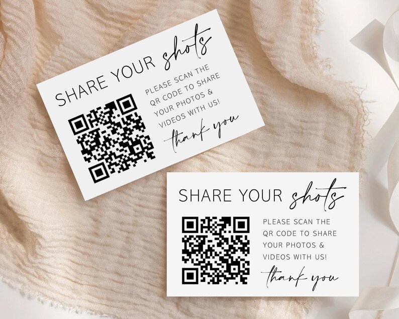 Puede incluir: Dos tarjetas rectangulares blancas con texto en negro que dice SHARE YOUR shots, PLEASE SCAN THE QR CODE TO SHARE YOUR PHOTOS & VIDEOS WITH US! y thank you, acompa&ntilde;adas de un c&oacute;digo QR cuadrado en blanco y negro muy visible.