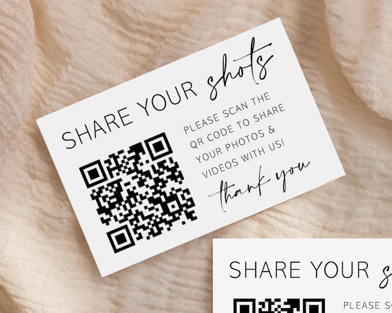 Puede incluir: Una tarjeta rectangular blanca con texto negro que dice SHARE YOUR shots, PLEASE SCAN THE QR CODE TO SHARE YOUR PHOTOS & VIDEOS WITH US! thank you, y un c&oacute;digo QR grande en blanco y negro impreso en el lado izquierdo de la tarjeta.