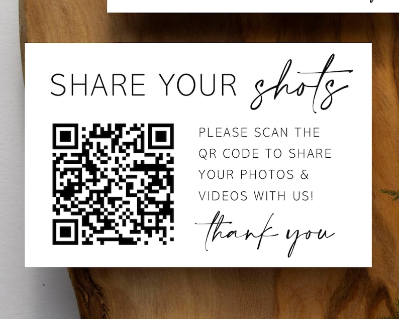 Puede incluir: Un letrero rectangular blanco con texto negro y un c&oacute;digo QR. El texto dice: SHARE YOUR shots. PLEASE SCAN THE QR CODE TO SHARE YOUR PHOTOS & VIDEOS WITH US! thank you. El letrero presenta una combinaci&oacute;n de tipograf&iacute;a sans-serif y cursiva.