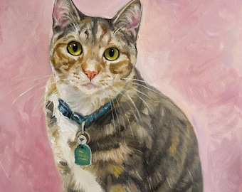 Può includere: Un dipinto di un gatto tigrato con occhi verdi, che indossa un collare blu con un'etichetta. Il gatto è seduto su uno sfondo rosa.