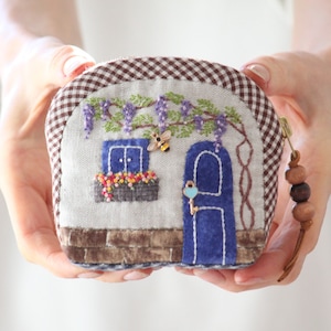 Minibolso acolchado: ¡Perfecto para monedas o auriculares! Diseño de inspiración griega. Hecho de forma artesanal. ¡Perfecto para llevar!