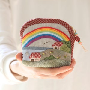 Pikowana kosmetyczka, mała, wykonana w japońskiej technice patchworku. Ręcznie robiona torebka do makijażu. Etui na drobne rzeczy.