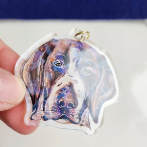 Porte-clés holographique pointeur allemand à poil court, illustration de chien aquarelle, charme animal Holo, gros chien brun, cadeau d'amant de chien image 2