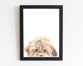 Puede incluir: Una pintura de acuarela de un caniche marrón y blanco asomándose desde detrás de un marco negro. La cara del perro es visible, con sus ojos mirando directamente al espectador.