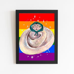 Op de afbeelding: Een digitale illustratie van een slang die een groene capuchon draagt ​​op een regenboogachtergrond. De slang is opgerold in een bal en heeft een wit en lichtbruin lichaam. De achtergrond is een regenboog met witte sterren.