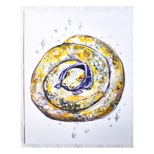 Puede incluir: Una pintura de una serpiente amarilla y blanca enroscada en un círculo con una capucha morada. La serpiente está rodeada de purpurina plateada y estrellas.