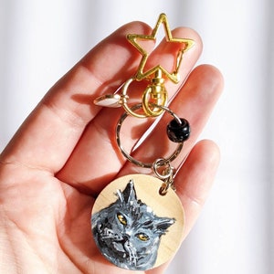 Custom Hand Painted Cat Keychain, Acrylic Small Pet Portrait, Handmade Cute Pet Charm Gift, Remembrance for Cat Dad and Mom Personalized Art zdjęcie 3