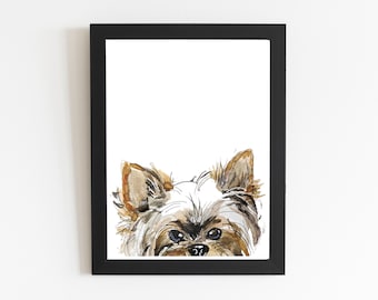 Pode incluir: Uma pintura em aquarela de um Yorkshire Terrier espiando por trás de uma moldura preta. O cão tem pelo marrom e branco e está olhando diretamente para o espectador.