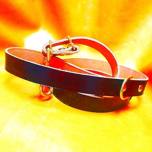 Correa de cuero ajustable, ancho personalizado y 6 opciones de color en plata o latón.